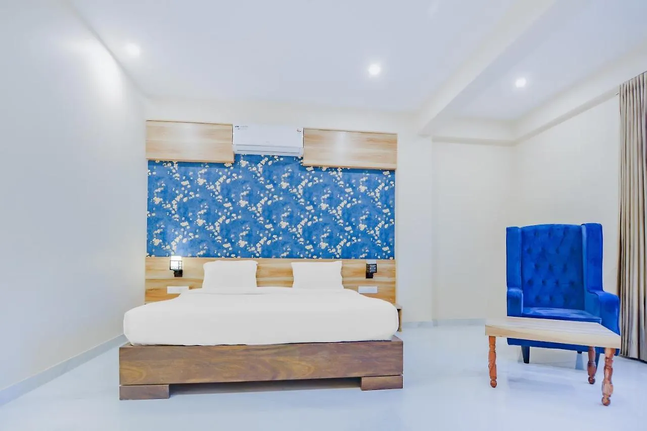 Vaccinated Staff - Capital O 79596 Hotel The Celebration 3*, Udajpur Indie